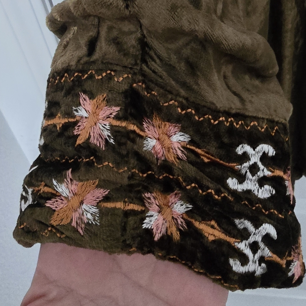 Embroidered Velvet Jacket - Picture 10 of 10